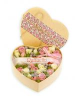 Sweet Box с печеньем макарон и цветами 
