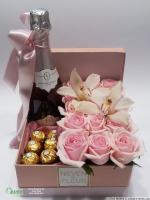 шампанское в подарочной коробке Sweet Box с цветами 