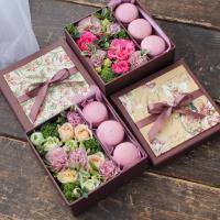 Sweet Box с печеньем макарон и цветами 
