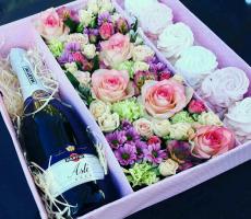 вино в подарочной коробке Sweet Box с цветами 
