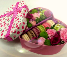  Sweet Box с печеньем макарон и цветами 