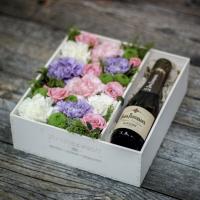 шампанское в подарочной коробке Sweet Box  с цветами 
