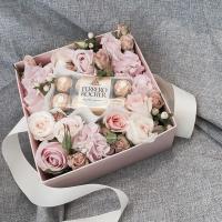 Sweet Box с конфетами ferero и цветами 