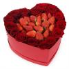 Sweet Box с печеньем макарон, ягодами и цветами 