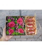 Sweet Box с конфетами TWIX и цветами 